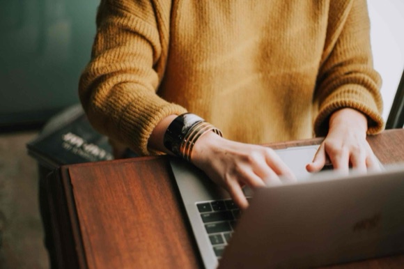 Person arbeitet konzentriert am Laptop