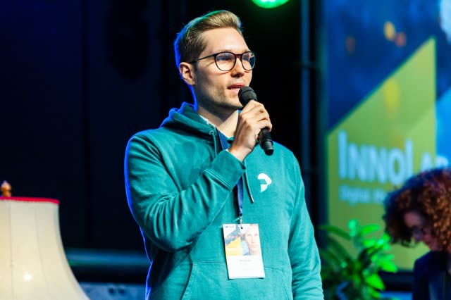 A talk on stage at a Pactos event